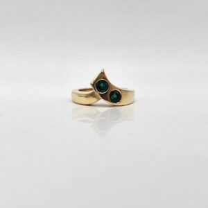 ANILLO FORMA DE V PIEDRAS VERDES N11.5