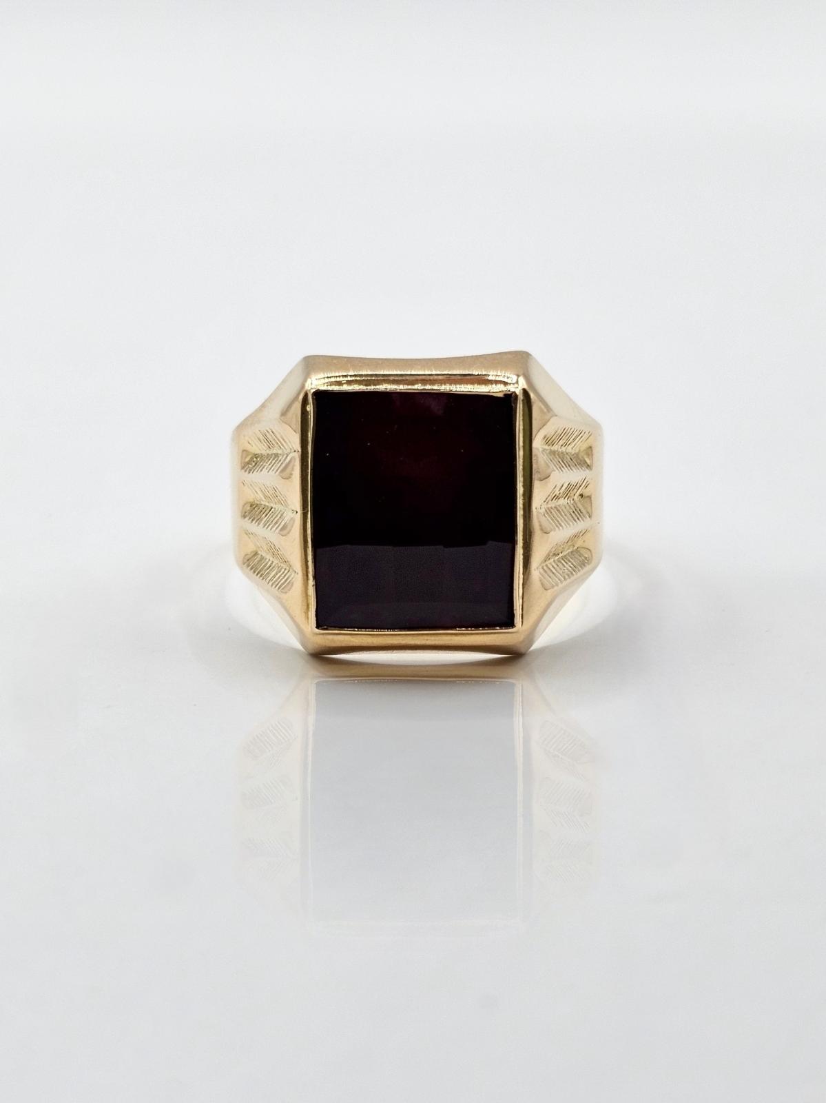 ANILLO PIEDRA ROJA CON DISEÑO LATERAL N29,5